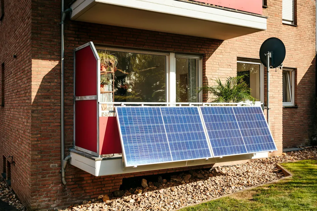Kit solaire plug and play installé sur balcon résidentiel