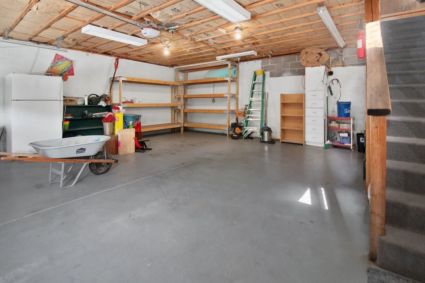 Contexte de garage résidentiel pour une prise congélateur dédiée
