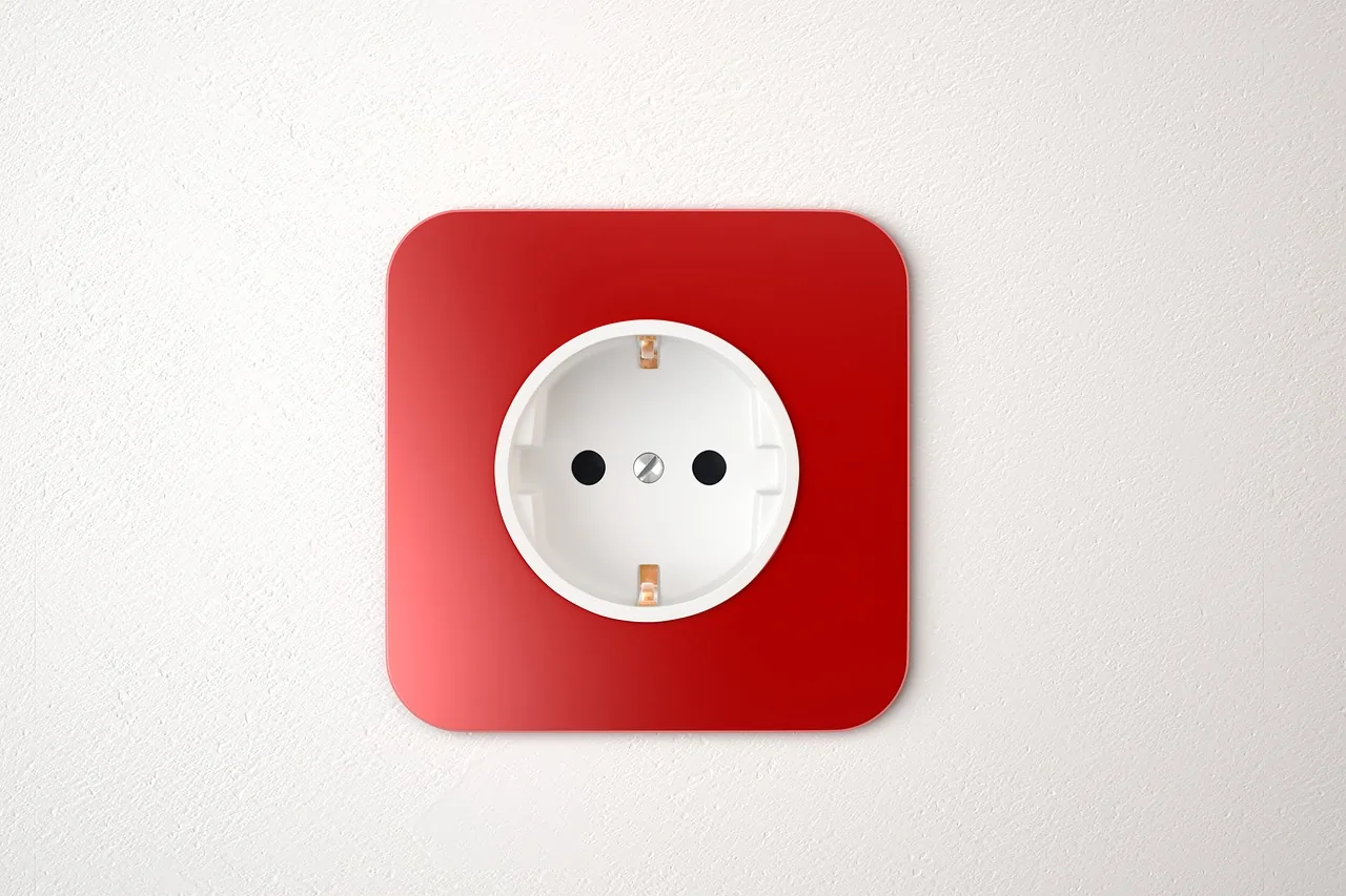 prise qui chauffe sur une prise électrique murale