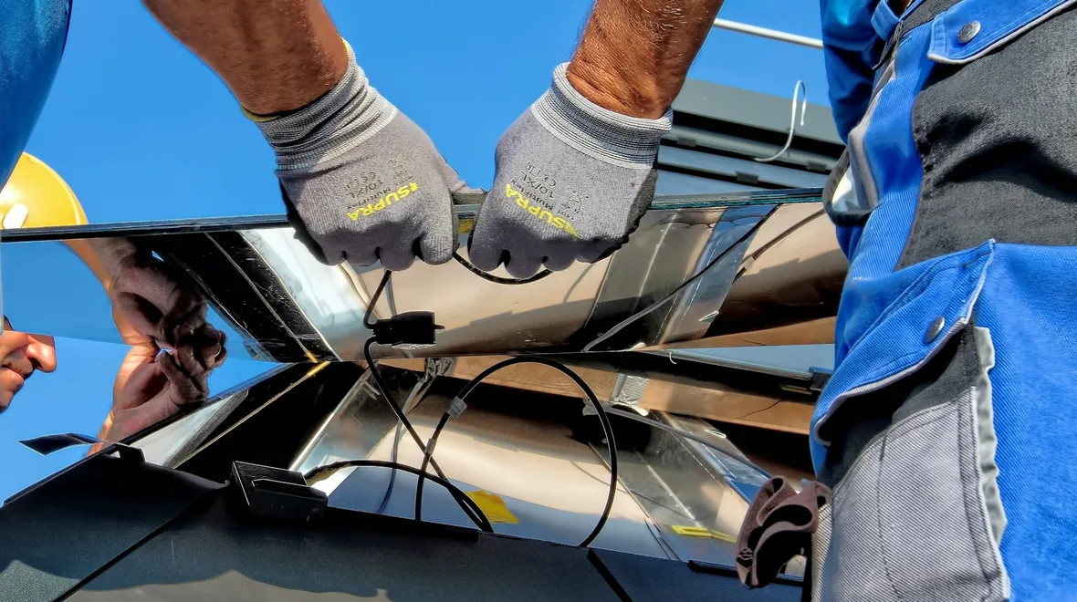 Tri des matières récupérées lors du recyclage de panneaux photovoltaïques