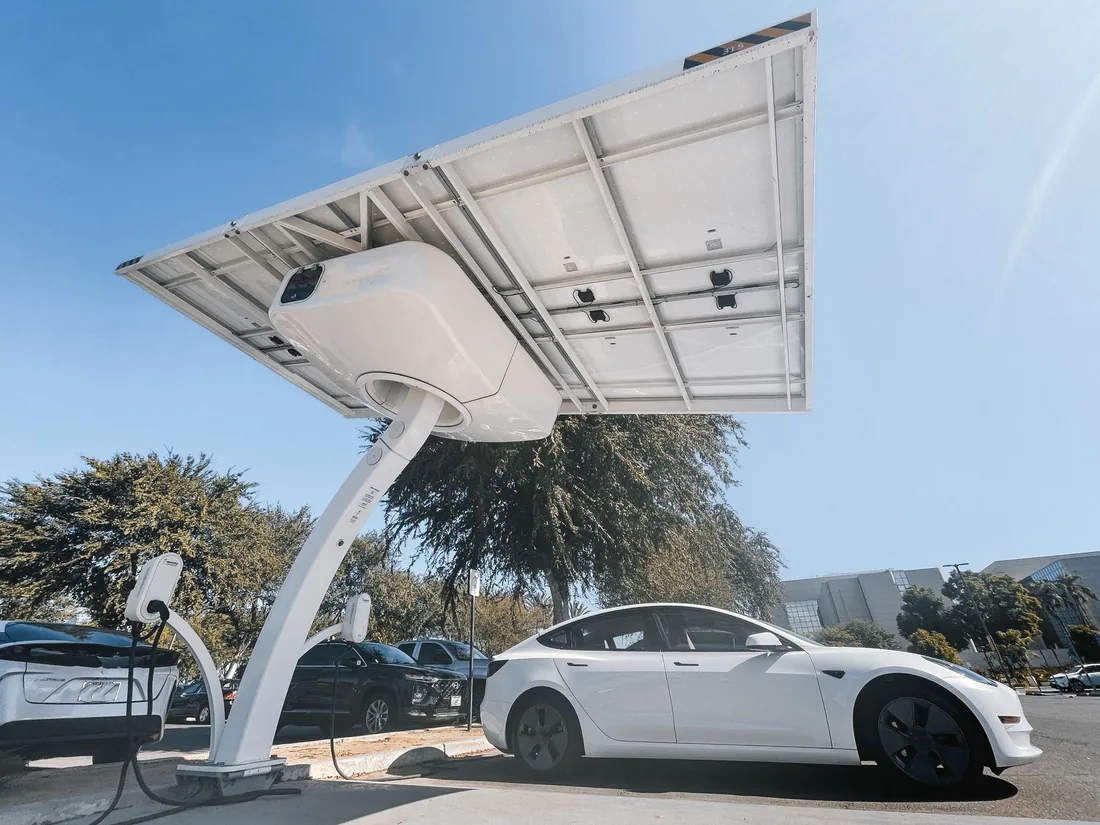 batterie et borne de recharge dans une maison triphasée équipée de solaire