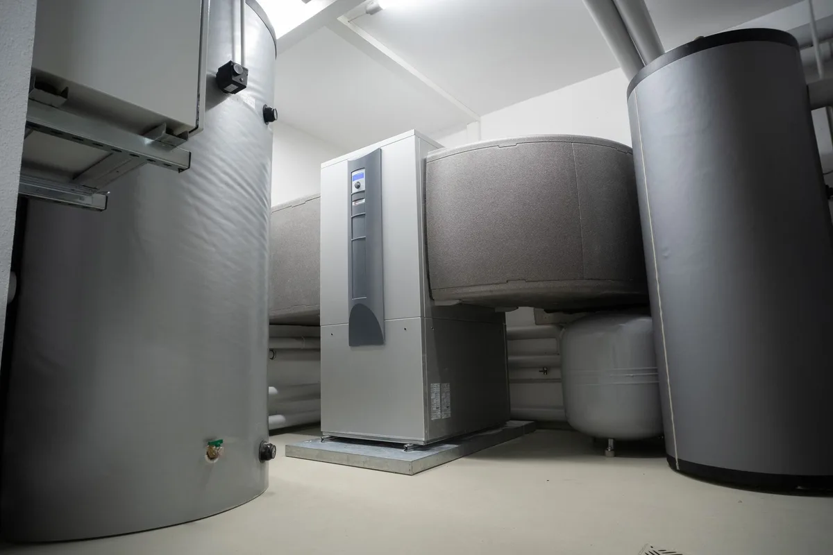Système pompe à chaleur solaire installation avec onduleur et batterie