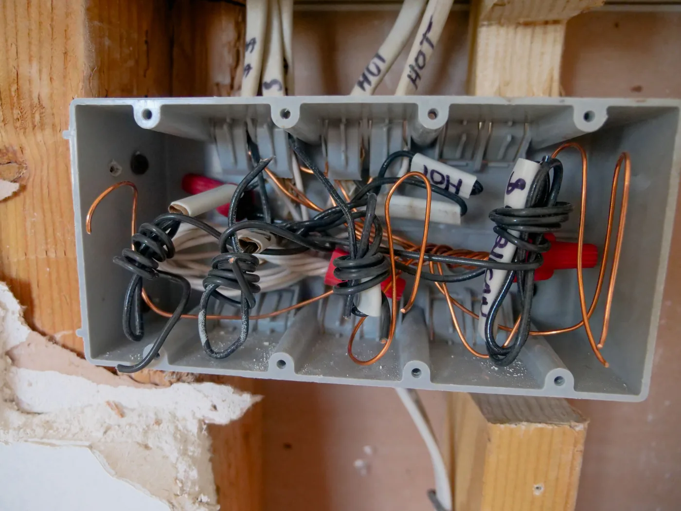 Télérupteur qui claque dans un tableau électrique résidentiel