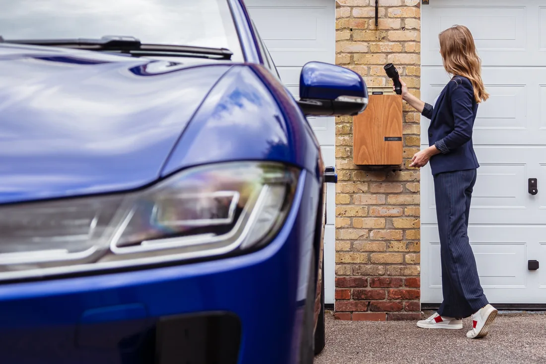 Recharge de voiture électrique avec panneaux solaires pendant une journée Tempo