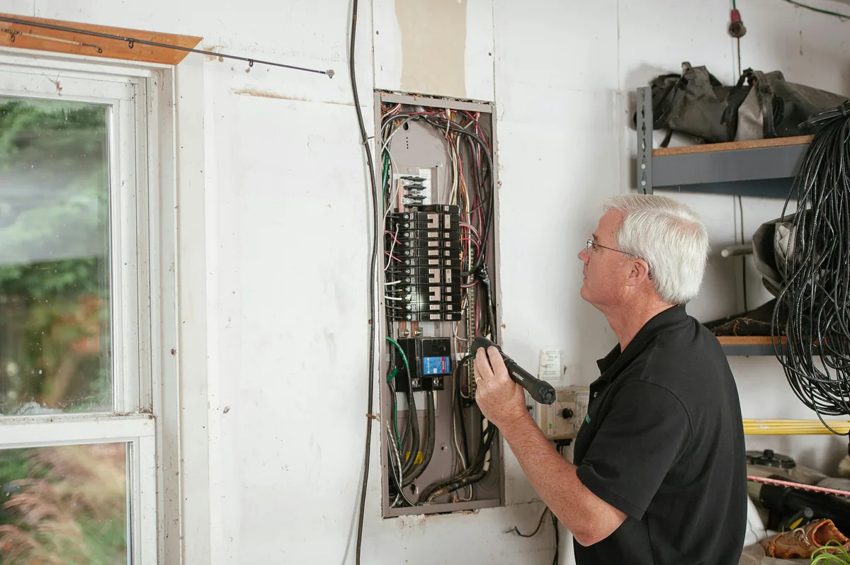 contrôle de sécurité électrique sur un tableau domestique