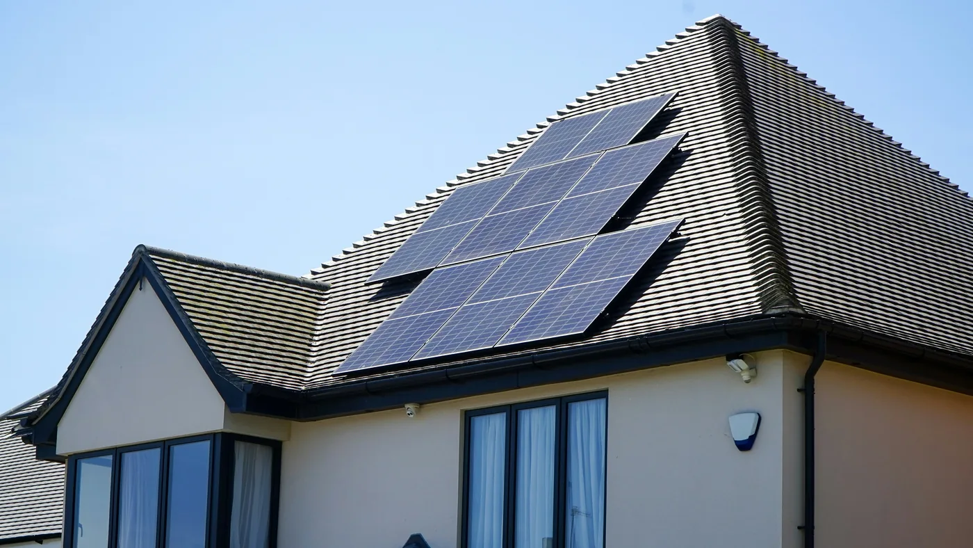 Tuile solaire ou panneau solaire sur une maison avec panneaux en toiture
