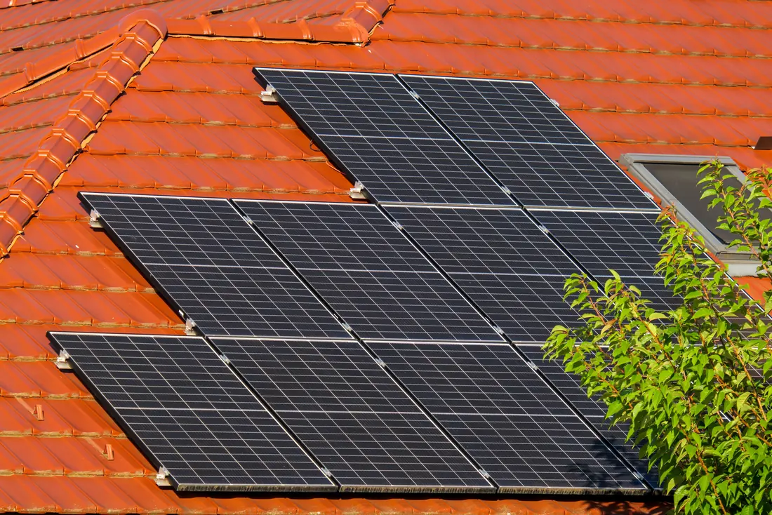 Tuile photovoltaïque prix rendement sur un toit avec panneaux solaires