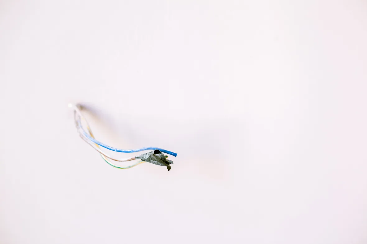 connexion électrique domestique avec serrage et fils préparés